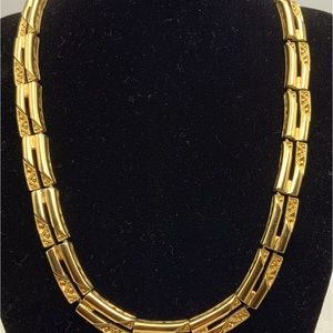 Beautiful Vintage gold tone Monet necklace
